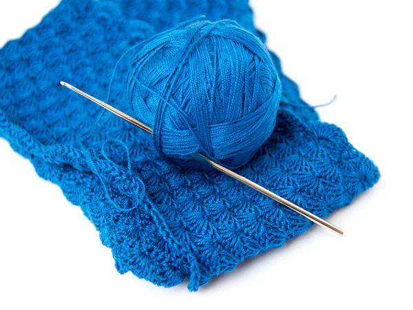 Bola de fio azul e gancho de crochê — Fotografia de Stock