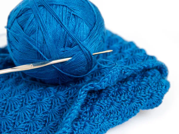 Boule de fil bleu et crochet crochet — Photo