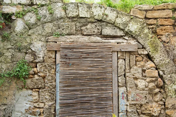 Стара тріснута стіна з дверима — стокове фото