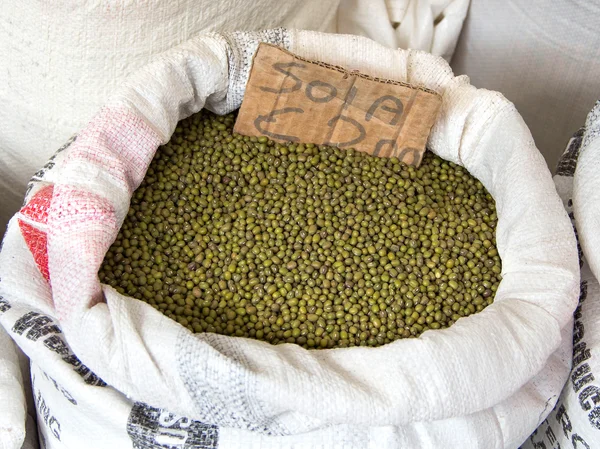 Zielonej fasoli mung w płótnie worek — Zdjęcie stockowe
