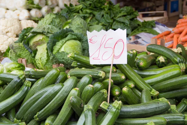 El calabacín en el mercado — Foto de Stock