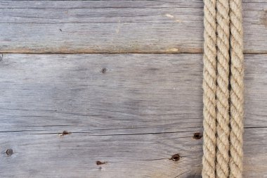 koyu renkli ahşap ipi