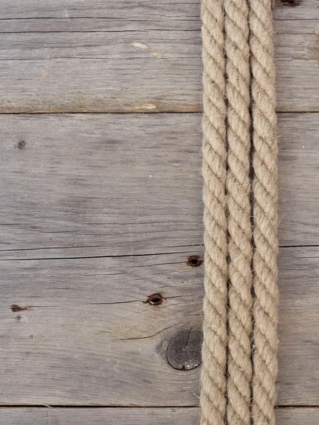暗い色の木材でロープ — ストック写真
