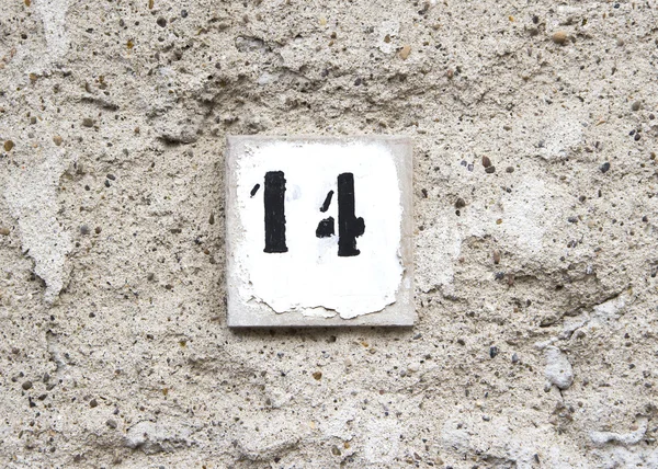Номер четырнадцать на старой стене — стоковое фото