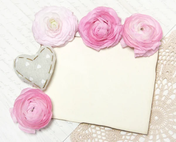 Ranunculus flowers, paper and heart background — Stock Photo, Image