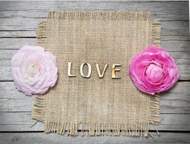 Düğünçiçeği çiçekler ve harfler tahtaya seviyorum