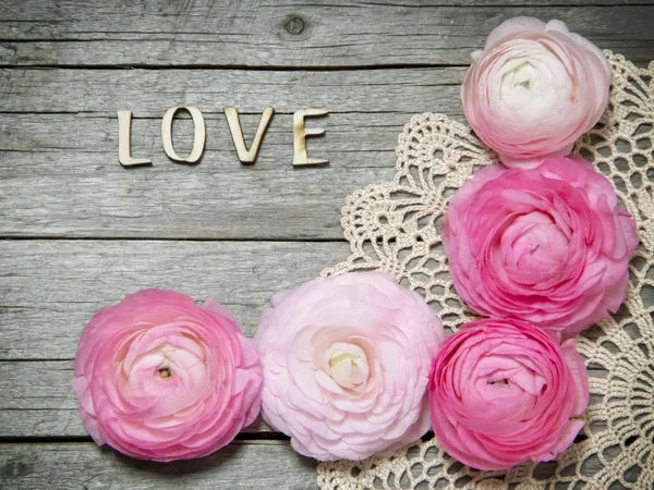 Ranunculus flowers and letters LOVE on wood — Stock Photo, Image