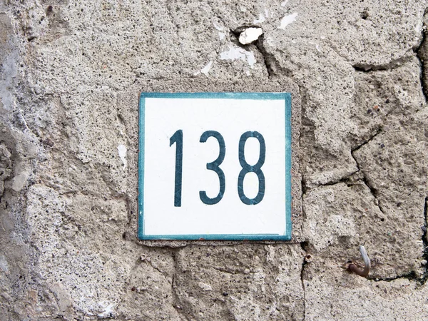 Zahl 138 an alter Mauer — Stockfoto