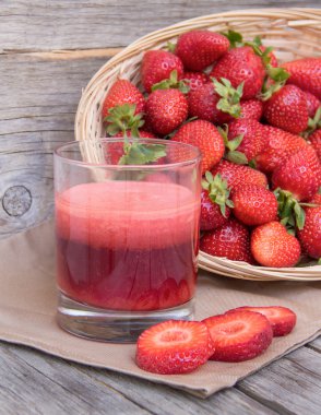 taze çilek smoothie meyve suyu