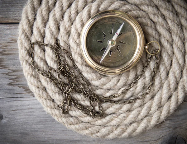 Antique compass and rope — Stock Photo, Image