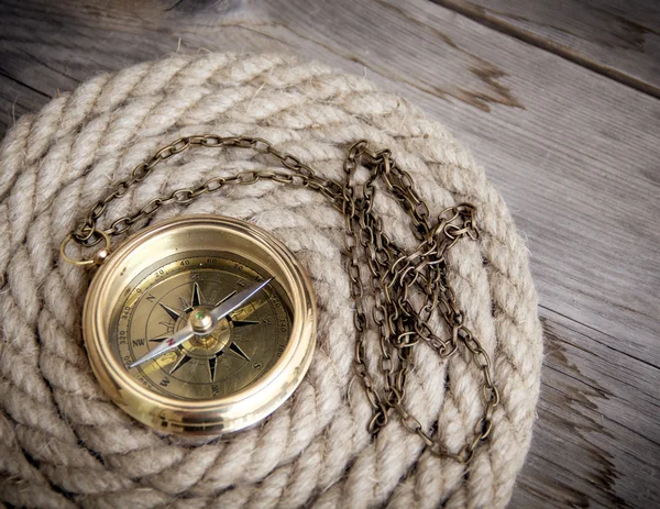 Antique compass and rope — Stock Photo, Image