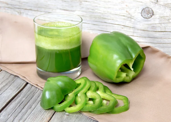Taze yeşil paprica smoothie meyve suyu — Stok fotoğraf