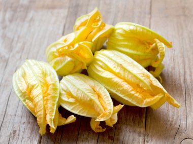 eski ahşap masa üzerinde kabak çiçekleri