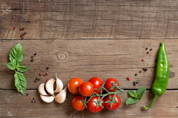 domates, fesleğen, nane, sarımsak ve biber koyu ahşap üzerine