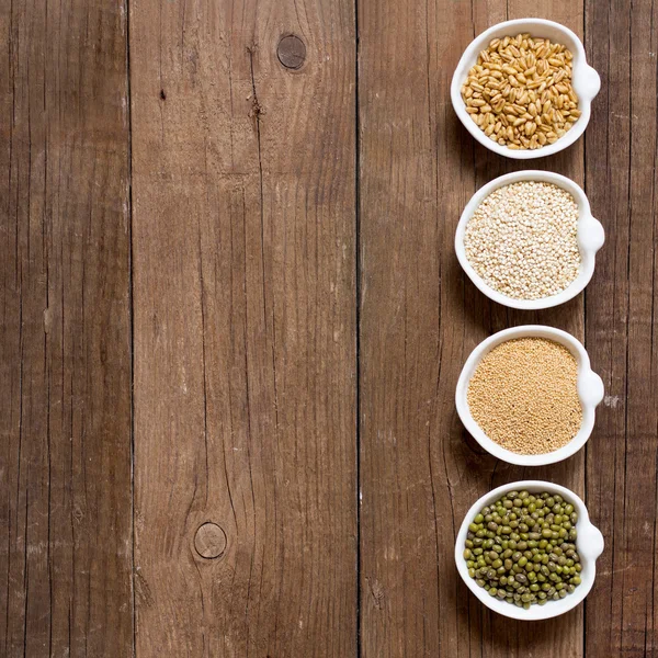 Ruwe organische amarant en quinoa granen, tarwe en mung bonen — Stockfoto
