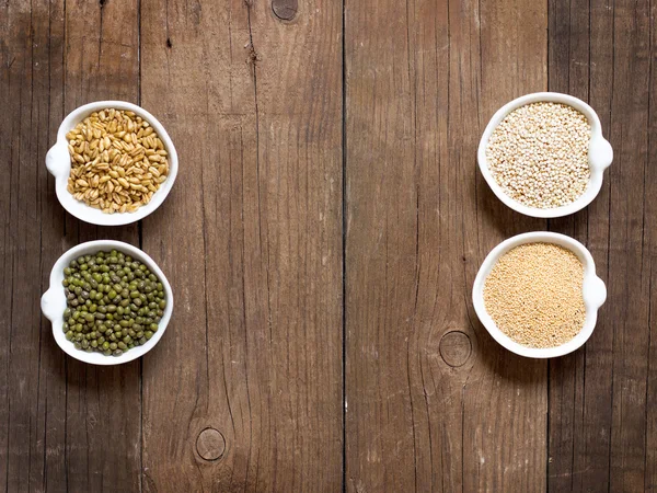 Rohe Bio-Amaranth- und Quinoa-Körner, Weizen und Mungbohnen — Stockfoto