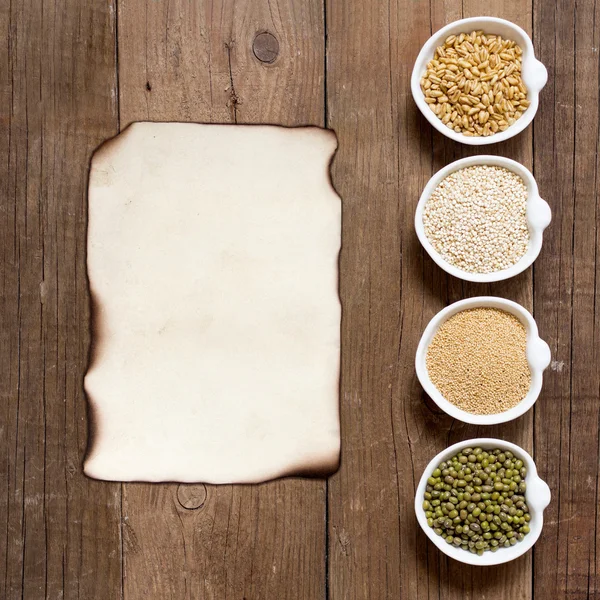Amaranto orgânico bruto e grãos de quinoa, trigo e feijão-mungo — Fotografia de Stock