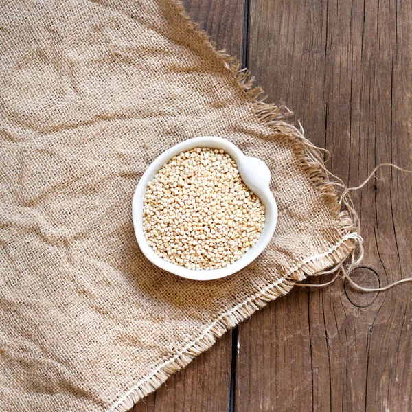 Ακατέργαστη βιολογική quinoa σιτηρών — Φωτογραφία Αρχείου