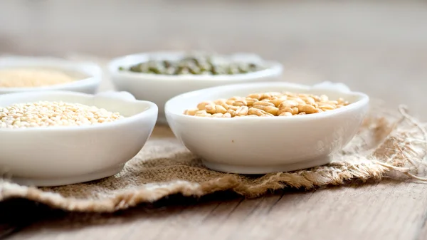 Amaranto orgânico bruto e grãos de quinoa, trigo e feijão-mungo — Fotografia de Stock