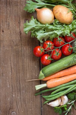 organik sebze ve yeşillik bir ahşap tablo