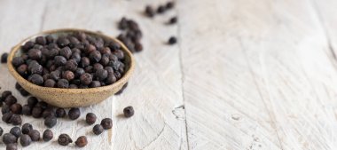 İtalya 'daki Apulia ve Basilicata' dan gelen bir kase kuru siyah nohut. Gri masa üzerinde fotokopi alanı ile yakın plan.