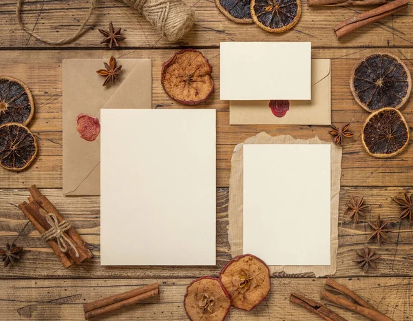 Winter Kerst Samenstelling Met Een Blanco Kaarten Envelop Houten Tafel — Stockfoto