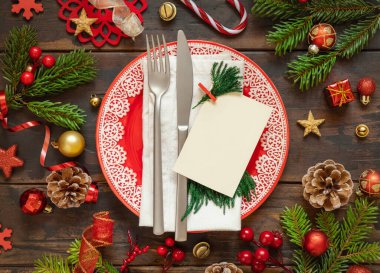 Süslü şenlik masası, köknar ağacı dalları ve boş kart manzaralı. Noel 'in ya da Yeni Yıl davetiye kartı. Koyu ahşap masa, düz masa, kopyalama alanı. Kış mevsimi, restoran tatili