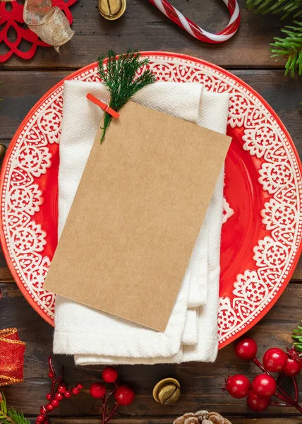 装飾品 モミの木の枝と空白のカードトップビューとお祭りのテーブル設定 暗い木製のテーブルフラットレイアウト コピースペースにクリスマスや新年の招待カードのモックアップ レストランの休日 — ストック写真