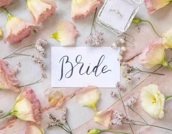Karta Ręcznie Napisanym Tekstem Bride Otoczona Różowymi Kwiatami Kolczykami Pierścionkiem — Zdjęcie stockowe