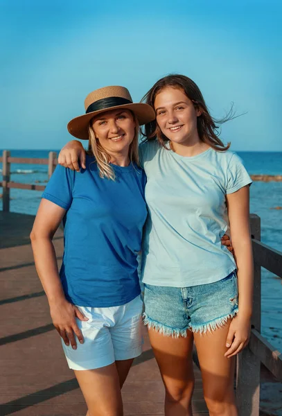 Feliz Madre Hija Adolescente Pie Muelle Costa Del Mar Abrazando Fotos De Stock Sin Royalties Gratis