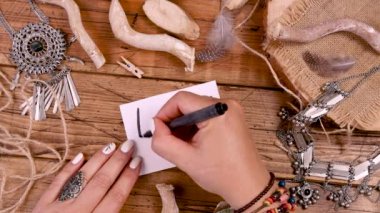 Tahta masa manzarasına el yazısıyla BOHO kartı yazmak  