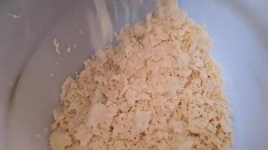 Taze peynirli mozzarella ve caciocavallo Basilicata, İtalya 'daki peynir fabrikasında üretiliyor. 