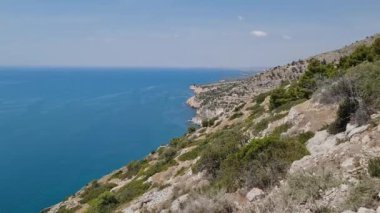 Mattinata, Puglia, İtalya yakınlarındaki Gargano sahilinin panoramik yaz manzarası. Adriyatik Denizi 'nin güzel deniz manzarası. Seyahat kavramı.
