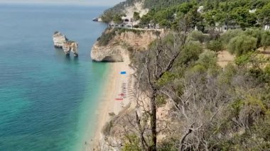 Faraglioni di Puglia yığınları ve Zagare Körfezi plajının panoramik manzarası. İtalya 'nın Puglia kentinde yaz turistik merkezleri. Seyahat kavramı