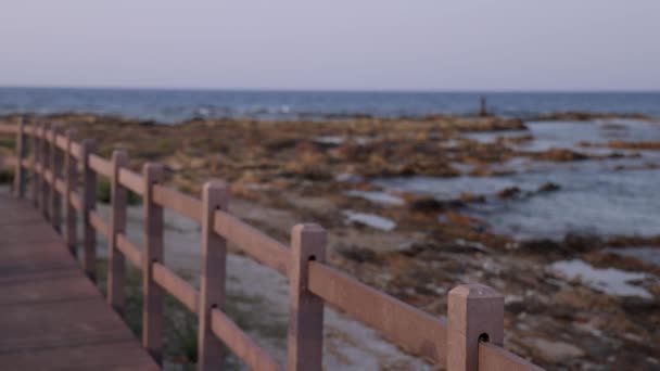 Anne Kızı Gün Batımında Deniz Kenarındaki Ahşap Iskelede Yürüyorlar Konuşuyorlar — Stok video