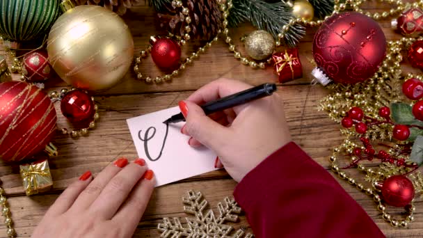 Escritura Mano Mujer Navidad Tarjeta Cerca Decoración Navidadla Escritura Mano — Vídeo de stock