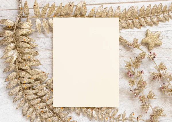 Blanco Wenskaart Gouden Blaadjes Wit Houten Tafelblad Mockup Van Kerstmis — Stockfoto