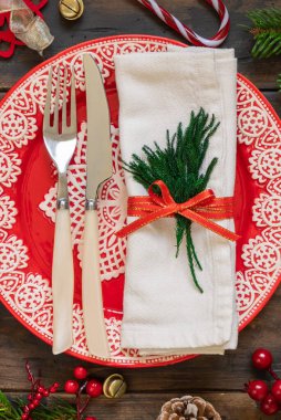 Süslü ve köknar ağacı dallı şenlik masası manzarası. Yılbaşı ya da yeni yıl masası. Koyu ahşap masa, düz masa, kopyalama alanı. Kış mevsimi, restoran tatili