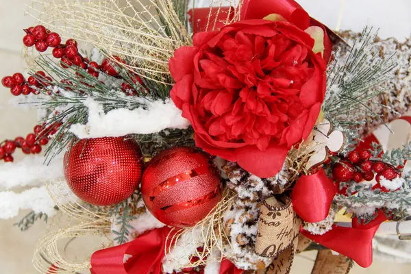 リボン ベリー 花や枝とクリスマスや新年の家の装飾 冬のお祝いの詳細を閉じる — ストック写真