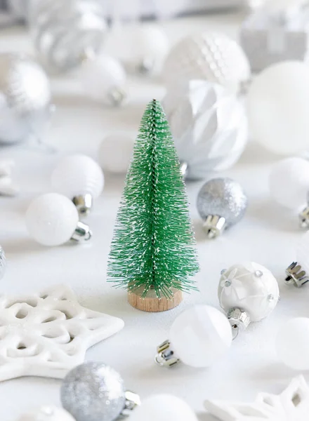 Juguete Verde Abeto Navidad Con Decoraciones Navidad Blancas Plateadas Primer — Foto de Stock