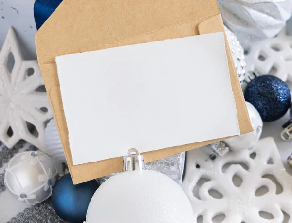 Papír Kártya Boríték Közelében Kék Fehér Ezüst Karácsonyi Dekorációk Csomagolt — Stock Fotó