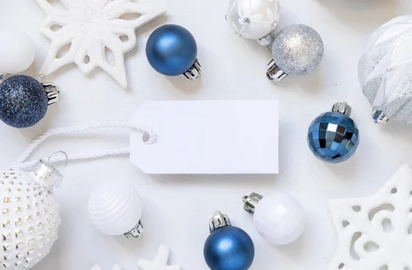 Üres Ajándék Címke Fehér Kék Ezüst Karácsonyi Dekorációval Felülnézet Fehér — Stock Fotó