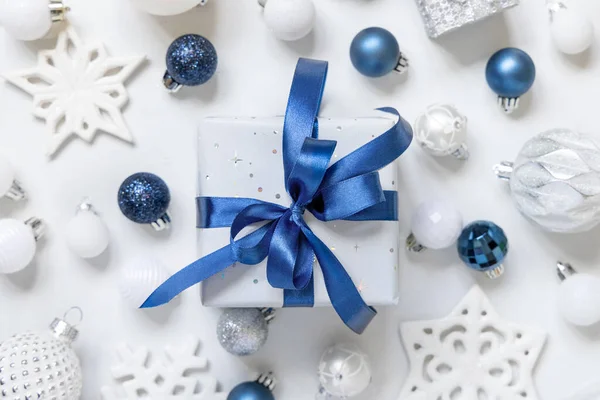 Загорнутий Подарунок Синім Бантом Білим Синім Срібним Різдвяними Прикрасами Навколо — стокове фото