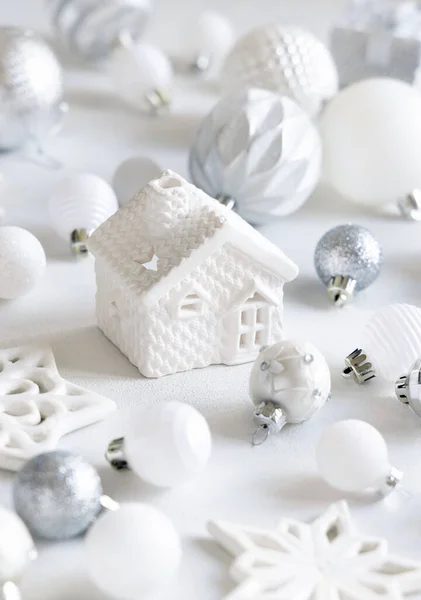 Casa Juguete Blanco Con Decoraciones Navidad Blancas Plateadas Cerca Mesa — Foto de Stock