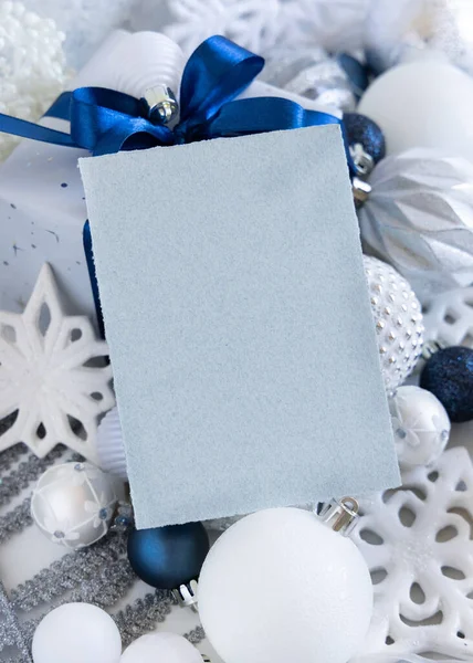 Papír Kártya Közelében Kék Fehér Ezüst Karácsonyi Dekorációk Csomagolt Ajándékdoboz — Stock Fotó