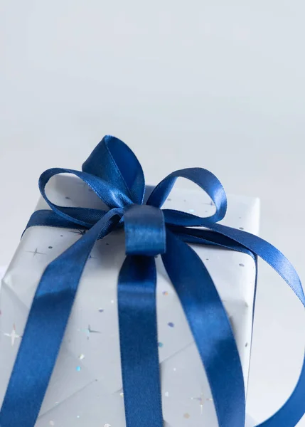 Завернутый Подарок Голубой Бант Сером Фоне Крупным Планом Копировальным Пространством — стоковое фото