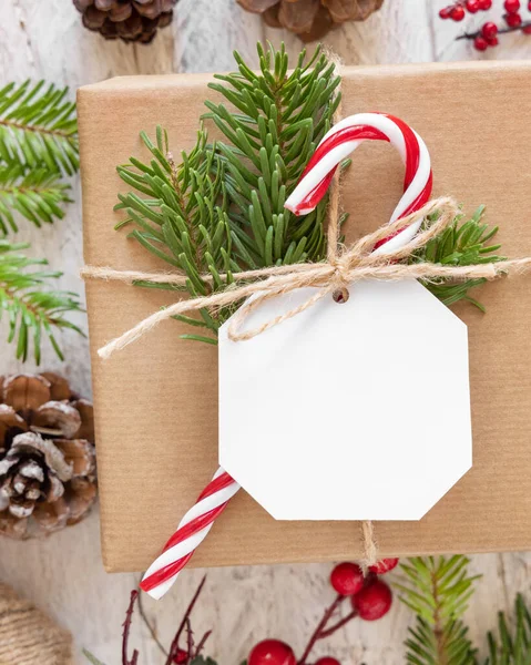Kerst Verpakt Aanwezig Met Papier Cadeau Tag Een Witte Tafel — Stockfoto