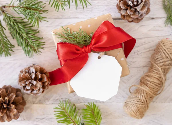 Cadeau Noël Enveloppé Avec Étiquette Cadeau Papier Sur Une Table — Photo