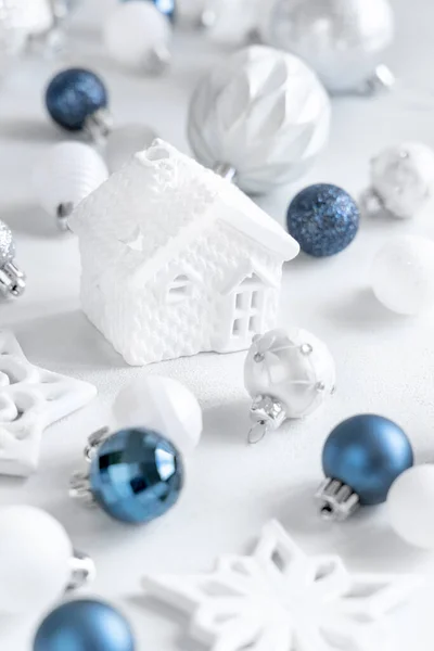 Casa Juguete Blanco Con Adornos Navidad Azules Blancos Plateados Cerca — Foto de Stock