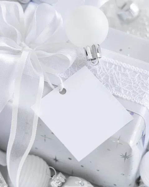 Загорнутий Подарунок Білим Бантом Квадратним Папером Подарункова Папка Білому Столі — стокове фото
